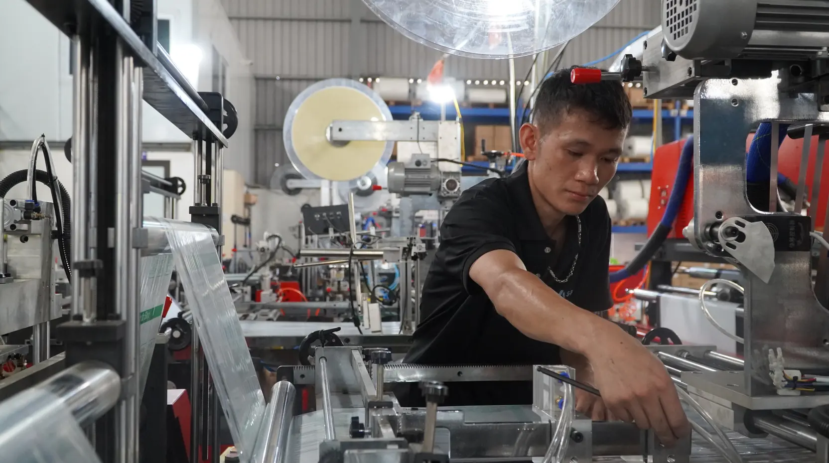 S-Pack worker on a bag-making machine