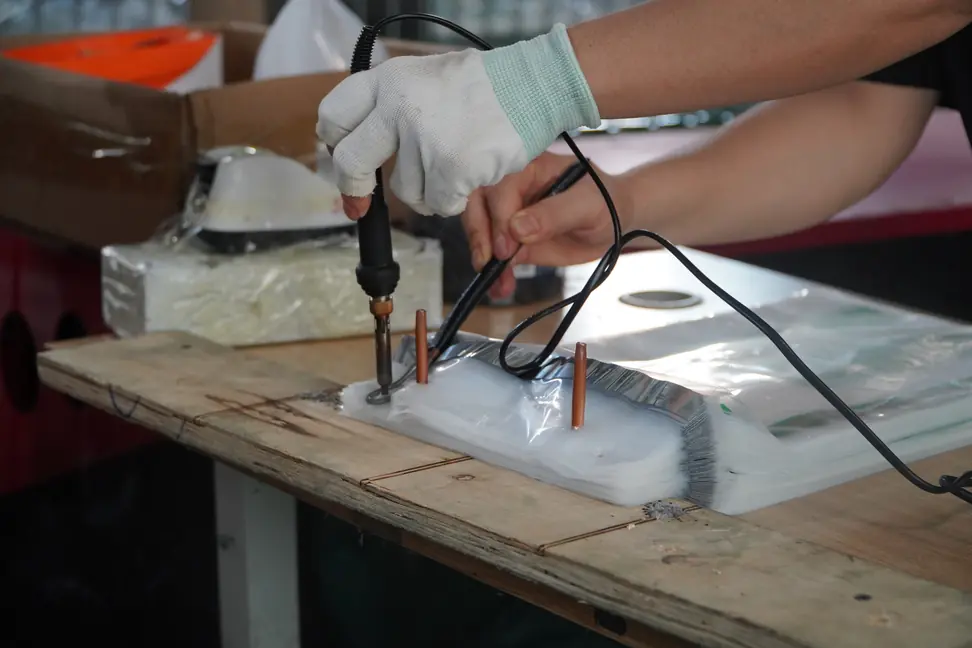 Hand-sealing bag edges